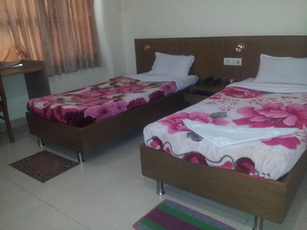 Hotel Fame City Guwahati Room photo